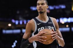 世界杯购彩网站 -NBA官宣次轮G6裁(cái)判组：詹姆斯任(rèn)刺狼主(zhǔ)裁(cái)判 扎克任(rèn)骑塞主(zhǔ)裁(cái)判
